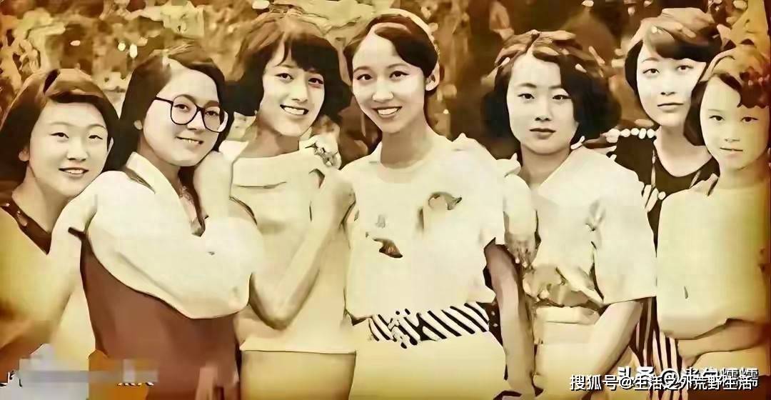 世界杯在线观看软件-九十年代南大合影火了，一眼认出华春莹，学霸气质藏不住